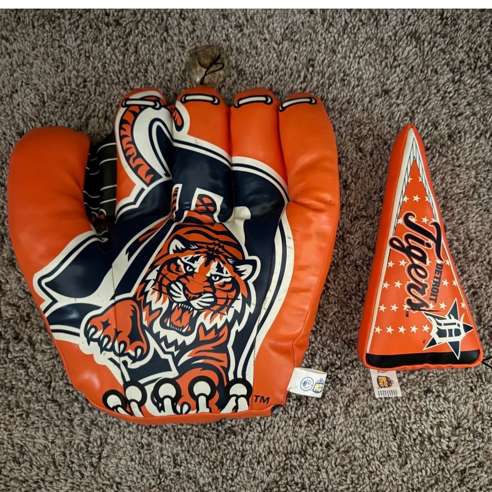 Vintage 2003 Detroit Tigers soft Baseball Glove‎ & Pennant plush wall decor